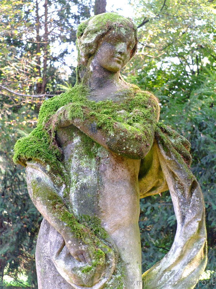 Vimercate (Monza e Brianza) - Statua nel parco di Villa Gallarati Scotti